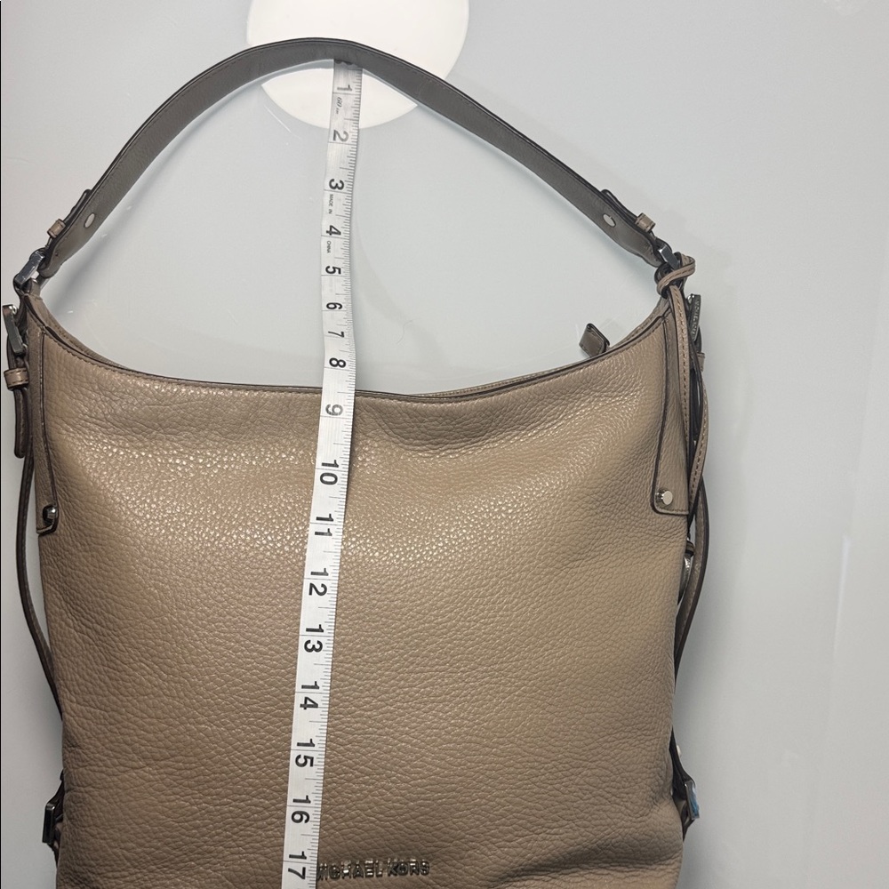 Michael Kors Bedford large belted taupe leather shoulder bag - Picture 14 of 14